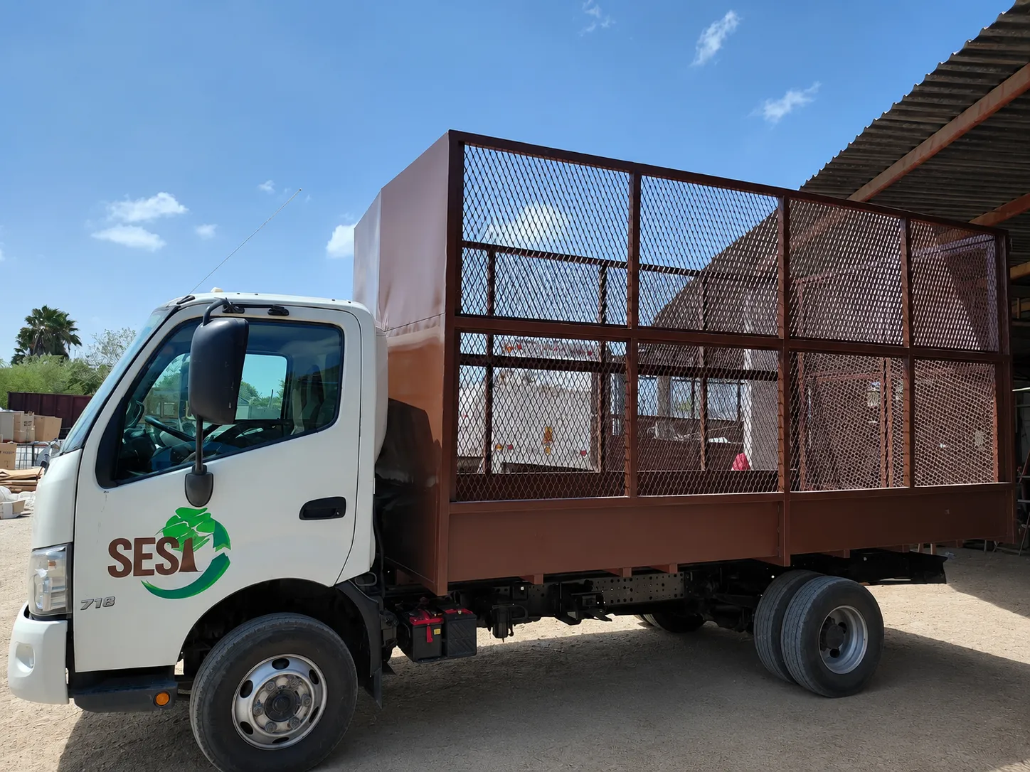 Camión SESI 718 con caja tipo jaula para materiales voluminosos
